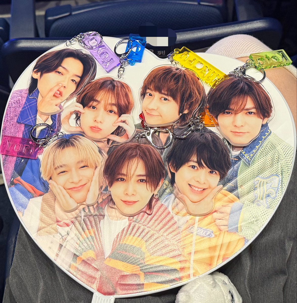hsj_7_yuri's tweet photo. 生首アクキー、ぴったりうちわに重なるサイズだった笑
着せ替えみたいでかわいい〜🥺🫶🏻🫶🏻笑笑

#JUMPdate https://t.co/Eo92CO7rYS