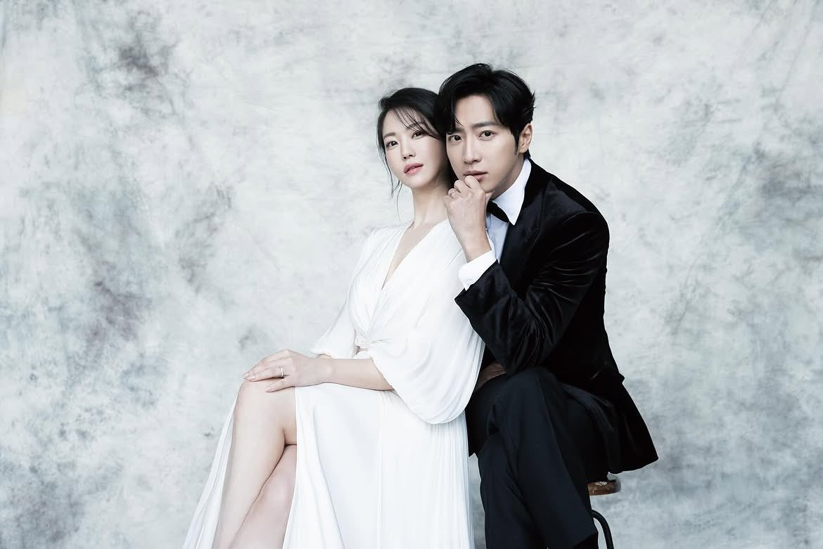 infodrakor_id's tweet photo. Cerita PDKTnya Lee Sang Yeob: 

dikenalin temennya, ngestalk ignya, nawarin buat jemput kerja, eh berlanjut terus nikah

Secakeeep itu istrinya: berkelas, cantik, pantesan langsung love at first sight https://t.co/e62N5gBgIU