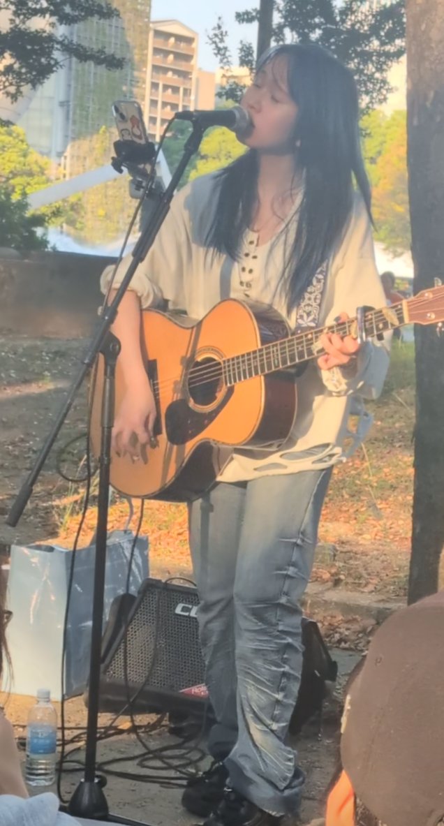 komame061125's tweet photo. 2年ぶりのざらめちゃんの路上。
仕事で無念の途中抜け💦
相変わらずの美しい歌声で、
感情を乗せて泣き叫ぶように歌う

震える声も張り上げる声も
耳より先に、心臓に突き刺さる
涙溢れて、マスクの中が鼻水の洪水になって大変だった笑

セトログ撮影したから、映ってるかも🤭
#ざらめ　#路上ライブ https://t.co/TK8qFYRrdR