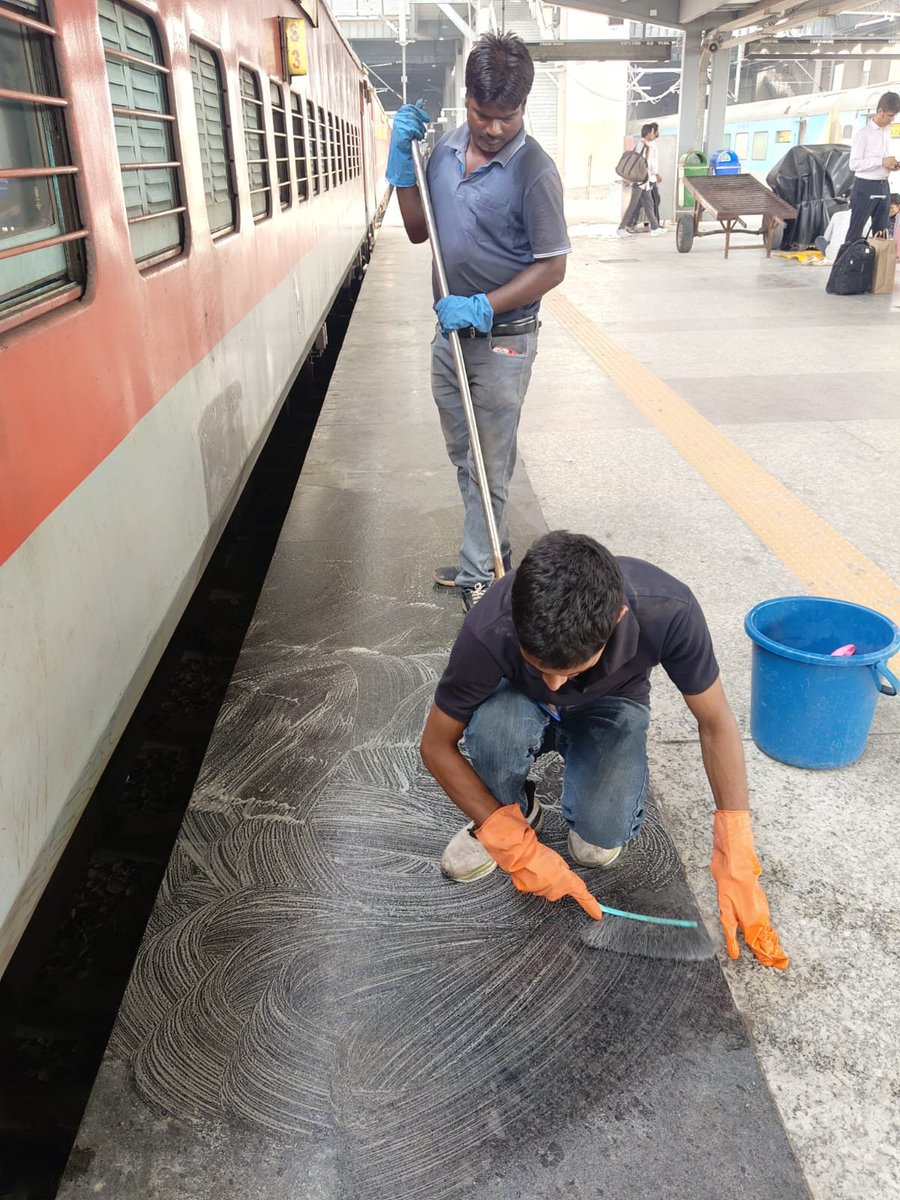 RailwayNorthern's tweet photo. स्टेशन स्वच्छ तो यात्रा भी सुखद!

स्वच्छता पखवाड़ा के अंतर्गत चण्डीगढ़ जं. रेलवे स्टेशन पर सफाई मित्रों द्वारा स्टेशन परिसर की साफ-सफाई पर विशेष ध्यान दिया जा रहा है, ताकि यात्रियों को आवागमन में सुविधा हो और स्टेशन परिसर स्वच्छ बना रहे।

#SwachhataPakhwada #CleanlinessDrive #CleanStation #SpecialCampaign6.0