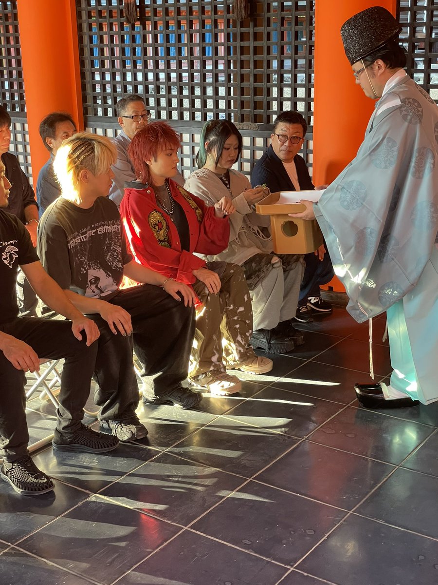 Chev0nFC's tweet photo. 【 Chevon 】 

Chevon 奉納 Special Live in 平安神宮

📍平安神宮
🗓️2026年10月10日(土)
⏰開場18:30／開演19:00

▼ライブ配信はこちら👇
https://t.co/pT90OtaKNf

ほんこち
メンバー関係者ご祈祷してました

今日も最後まで無事に開催されますように🎸🍀🌈

#平安神宮
#Chevon https://t.co/JPCCFibcZu