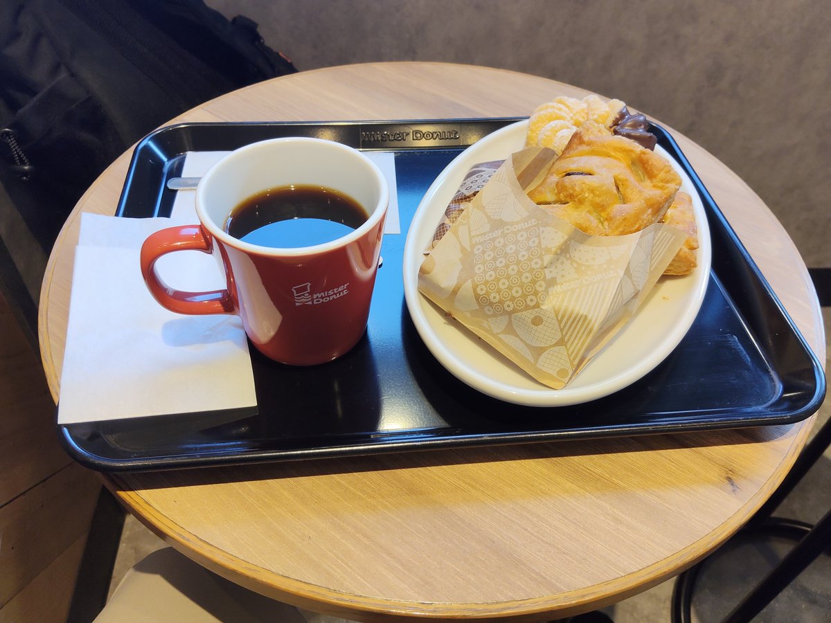 gensoukan's tweet photo. 「コメダ行く？」
「ミスドもやってるんじゃね？」
ということで朝からミスド。

コーヒー飲み放題だし、これはこれで良いね。 https://t.co/Sb7PfarekG