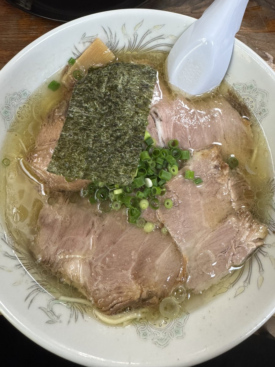yumePachislot7's tweet photo. 今日は福島県の有名店
 #伊達屋 さんへ🍜
ワンタン麺もいいけど塩チャーシュー麺🧂
あっさりながら、濃厚な塩ラーメンにホロホロな味の染みたチャーシューが最っ高🫶
細麺もよく合う合う👍
めちゃくちゃ並ぶけど並ぶ価値あり過ぎ🫵
店員さんもいい方でいいラーメン屋でした🤗
 #らーめん  #しお https://t.co/eSI85lAzYP
