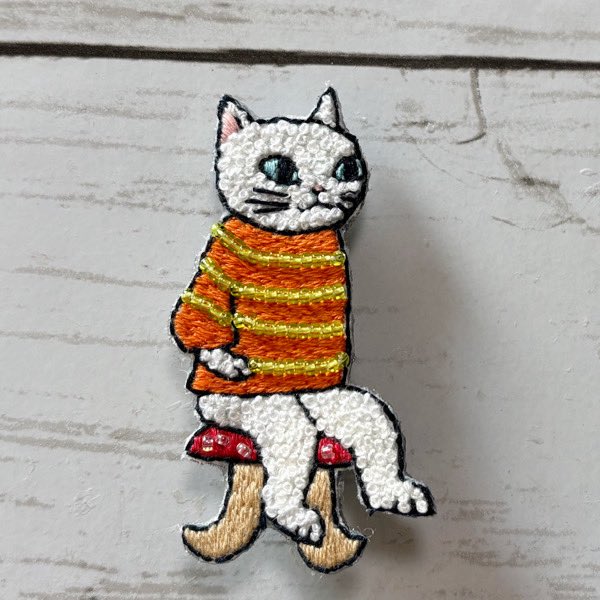 tamakic1's tweet photo. 手刺繍オリジナルブローチ＊僕の椅子🪑
#creema に出品しました🐈 https://t.co/aA49cCXusf