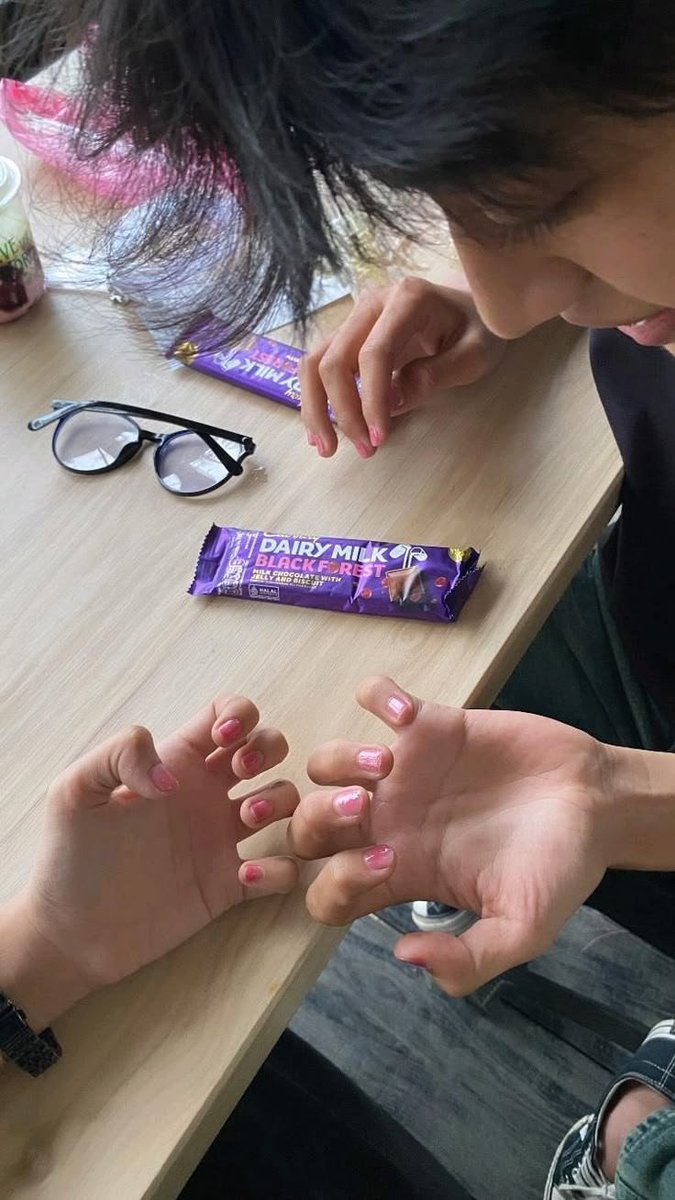 gigiijimm's tweet photo. #MoraKenn | Donde a 🐟 le encanta pintarse las uñas y decirse que quieres hacer matching con su novio 🫐
O donde 🫐 está lo suficientemente enamorado como para decir que no.

Mini Au Social media | Terminado (⁠＾⁠∇⁠＾⁠)💗! https://t.co/99BHdd6tki