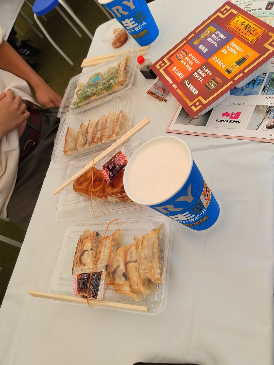 Heyjoh710's tweet photo. 餃子フェス楽しんできました
ほろ酔いで、注文した餃子が焼き上がっていく様を見つめる時間の、なんと幸福たることか https://t.co/yoNZlDXEM1