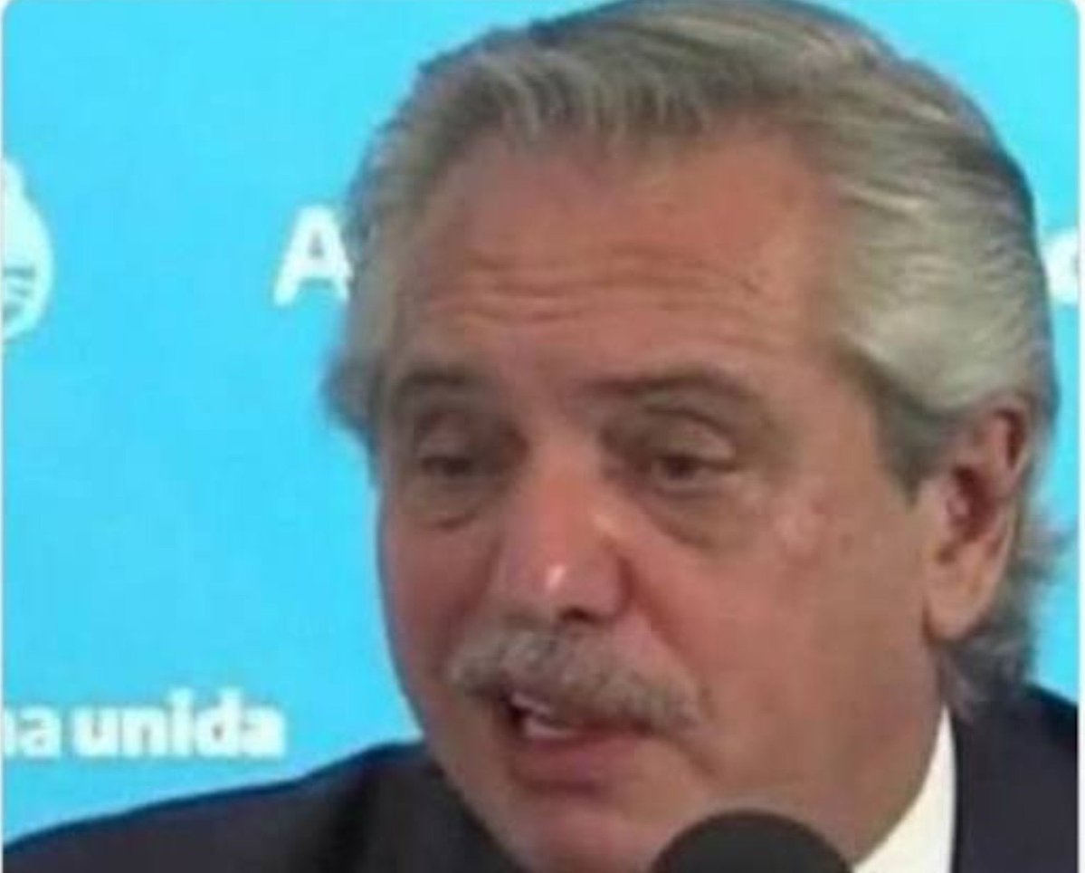 hellocoti's tweet photo. en mi trabajo hacemos dátiles con chocolate y la que los empaqueta siempre se queja porque salen chiquitos y no llegan al peso pero ayer se quejó porque estaban muy grandes… no se me ocurrió mejor idea que tirar “nunca una mujer se quejó tanto por el tamaño de algo” nadie se rió https://t.co/prUzDe4OKd