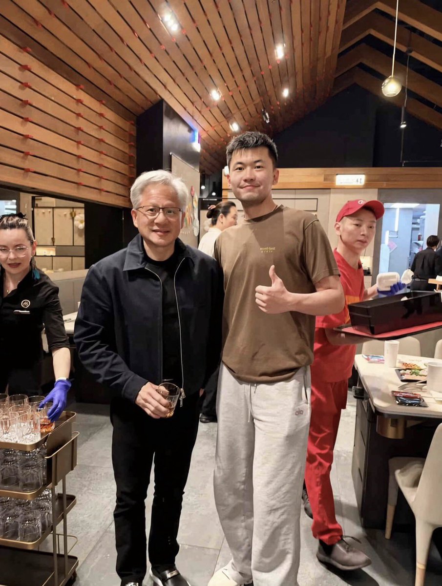 laomunova's tweet photo. 63岁的黄仁勋，刚领完美国科学界的最高荣誉，就带着家人，包下硅谷一家火锅店的大半个场子，高高兴兴吃起了海底捞。

黄仁勋的父母都90来岁了，穿着得体又从容，看起来完全没有岁月的沧桑感。

听说当年刚到美国时，母亲一句英文也不懂，却每天硬着头皮查字典，挑出十个生词自学，然后再一遍遍教给两个儿子。