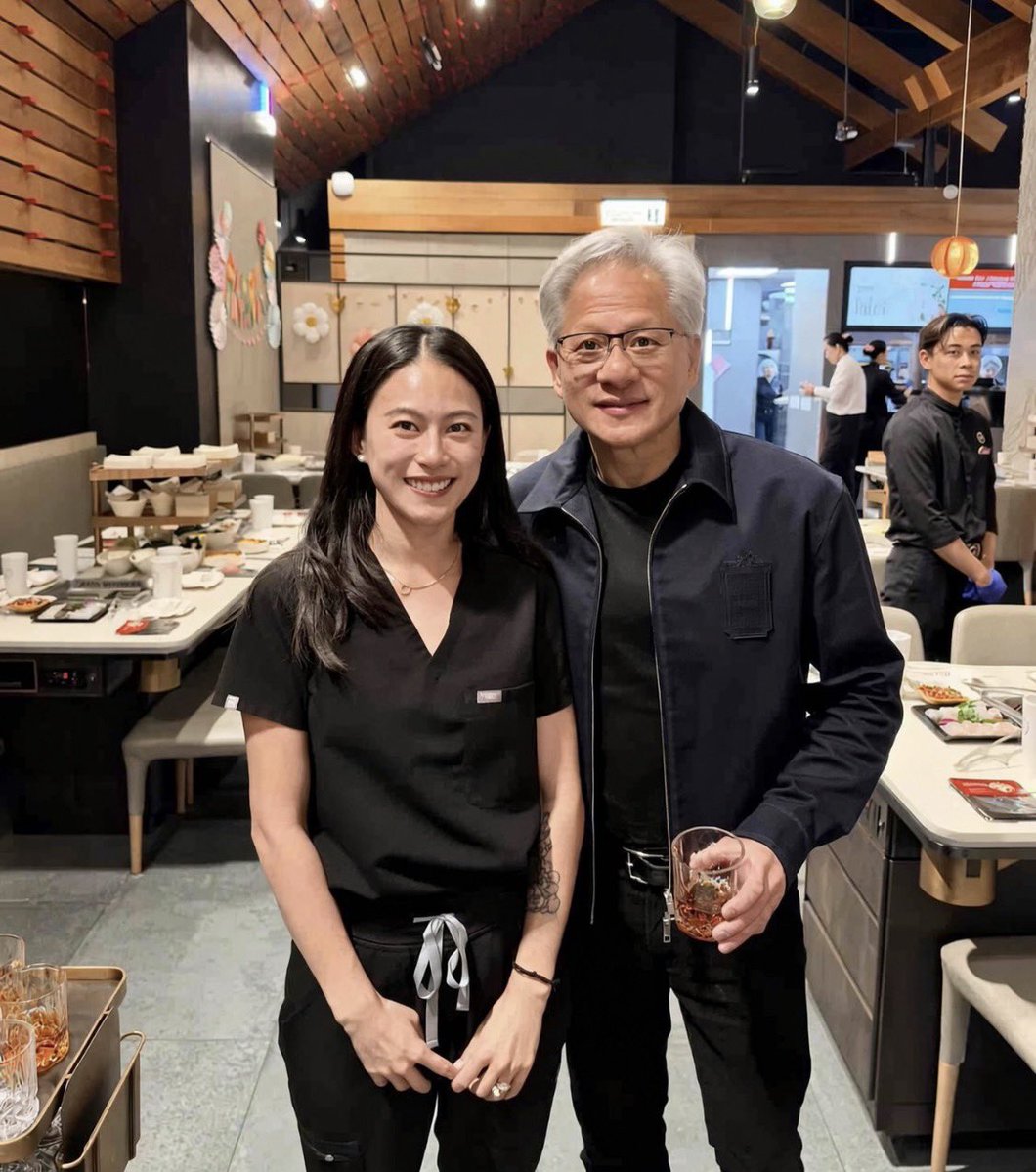 laomunova's tweet photo. 63岁的黄仁勋，刚领完美国科学界的最高荣誉，就带着家人，包下硅谷一家火锅店的大半个场子，高高兴兴吃起了海底捞。

黄仁勋的父母都90来岁了，穿着得体又从容，看起来完全没有岁月的沧桑感。

听说当年刚到美国时，母亲一句英文也不懂，却每天硬着头皮查字典，挑出十个生词自学，然后再一遍遍教给两个儿子。