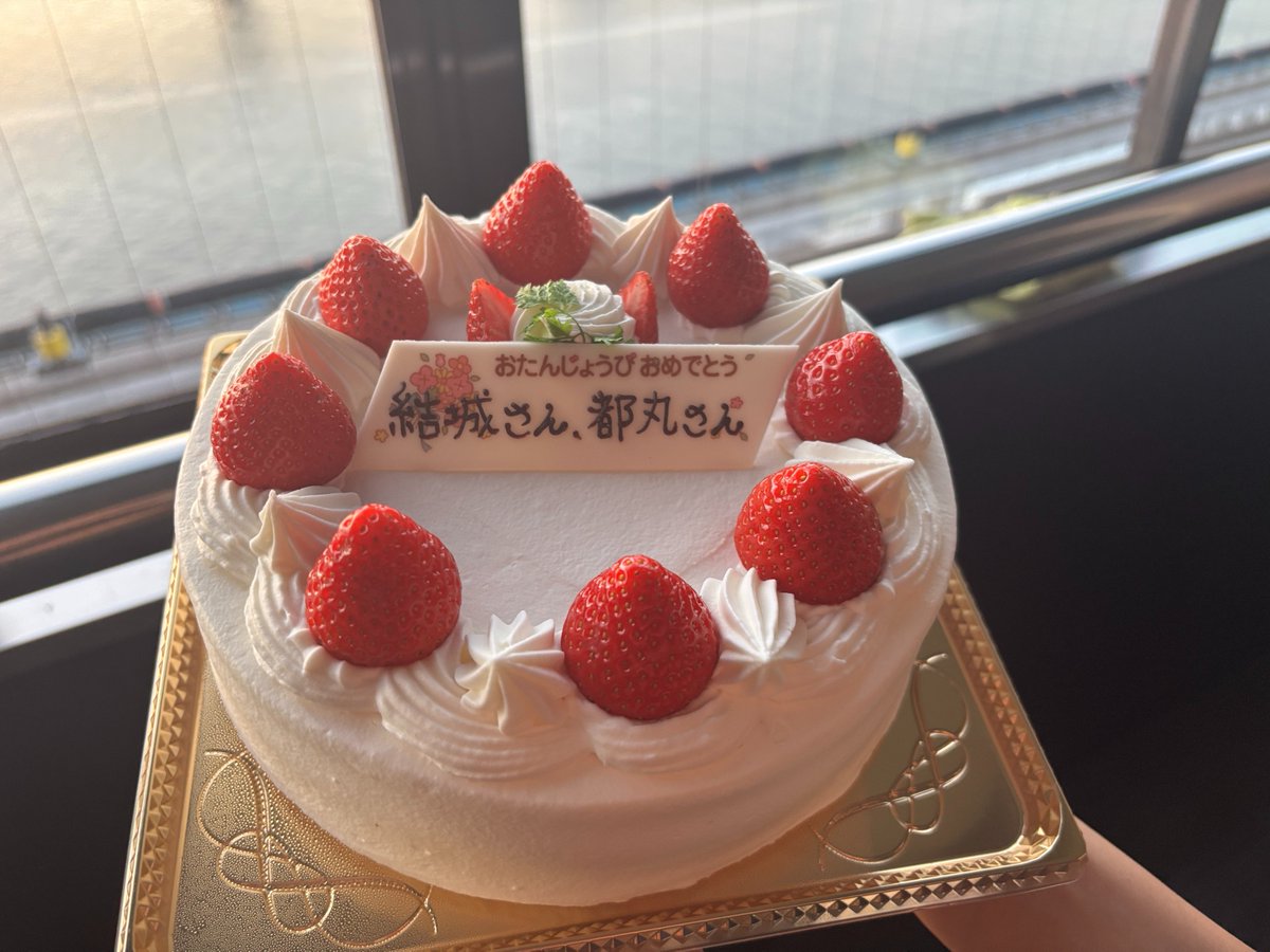 NanamiMakuri's tweet photo. 【拡散ブースト対象】
本日も #ギアガチ 配信ご視聴いただき
ありがとうございました‼️

私たちに声がそっくりな結城さん・都丸さんの
誕生日ケーキをお届け🍰

夕日を見ながらケーキを食べる🍴
エモいですね...✨

明日も #ボートレース江戸川 で配信しますので
是非お越しくださいね🎤

#アリスギア https://t.co/qu4TZKKcW9
