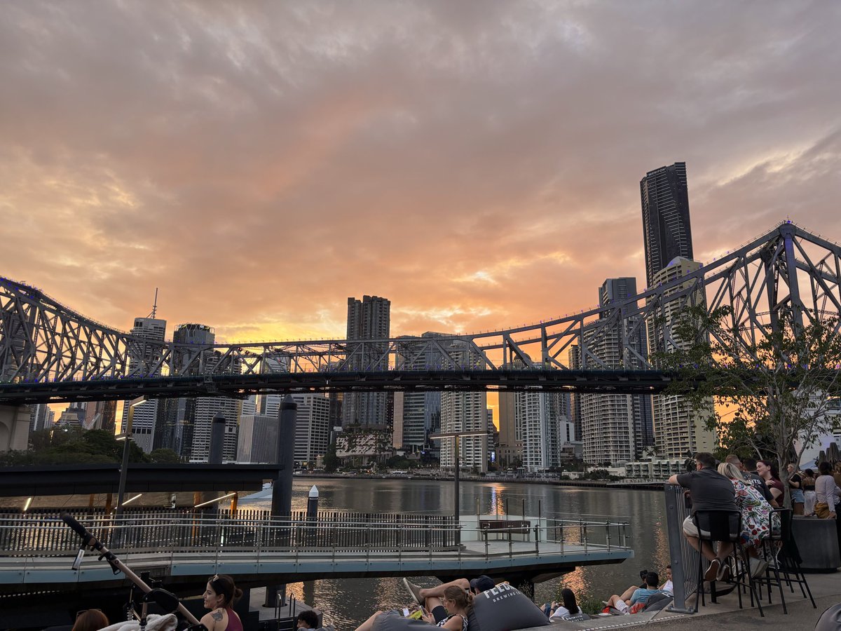 lanakateau's tweet photo. Gin and tonic with a view <3 https://t.co/NTagzbD7Hs