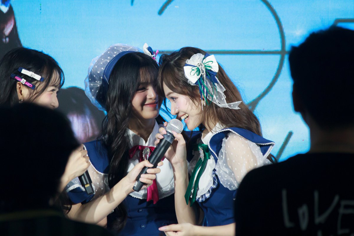 Mitsune13_'s tweet photo. กรุงเทพเก็บอาการหน่อยค่ะ 😔 #PraewBNK48 #PraeCGM48 https://t.co/KabnzR2jot