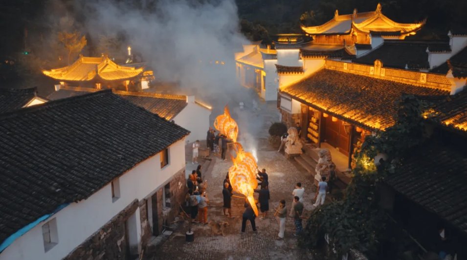 TravelNingbo's tweet photo. If Lijiakeng Village looks like a traditional Chinese ink painting by day, it turns into a magical parade of lights after dark!
The traditional fish lantern parade once again lights up this ancient village.
#Ningbo #AutumnColors #LijiakengVillage #IntangibleCulturalHeritage https://t.co/WlPaSpHAyz