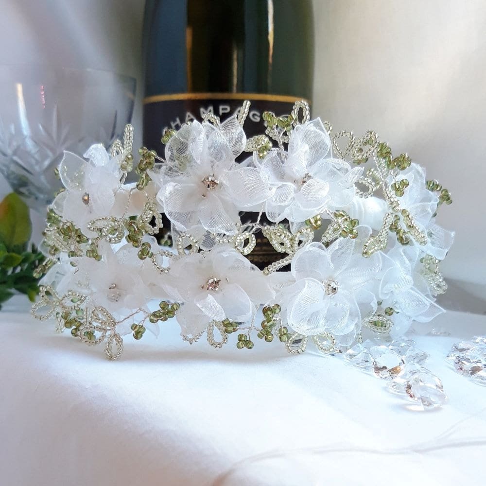 artbyLoriW's tweet photo. How gorgeous is this would make the prefect tiara from @Cheryls_Jewels 
https://t.co/wmaP9c5RJW  #CGArtisans  #ShopIndie  #MHHSBD #crafturday https://t.co/PmF3FvViH2