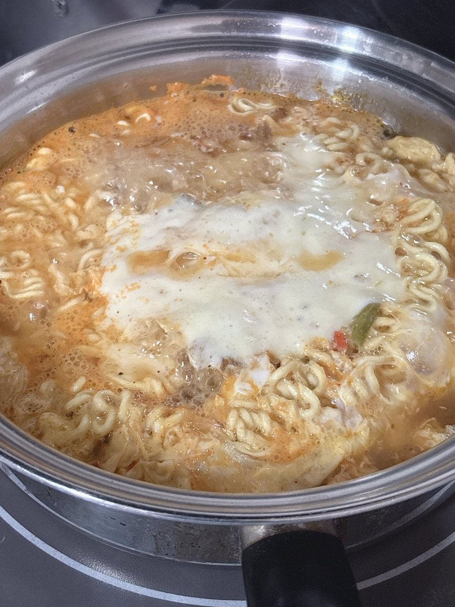 mee_eeew's tweet photo. めぇは家庭的だから辛ラーメンが作れる https://t.co/SPwLmbamCB