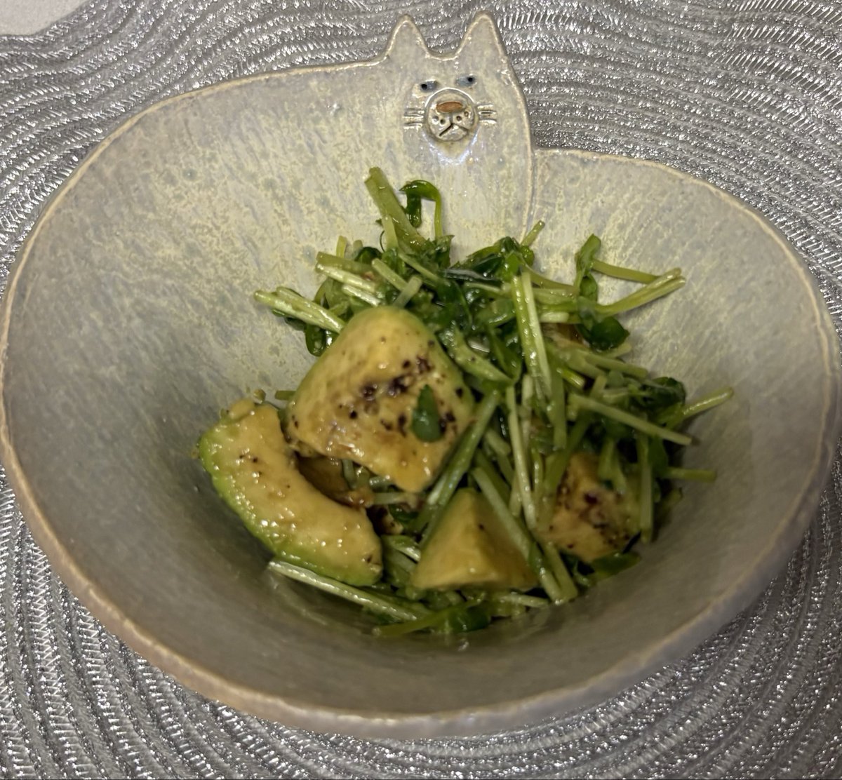 eQXxJyUJN651110's tweet photo. 長谷川あかりさんの豆苗とアボカドのサラダ。さっぱりしてるのにクリーミーみたいな美味しいサラダ。野菜高くてびっくりだけど豆苗は安定してていいですね。 https://t.co/rzPwtYPVcG