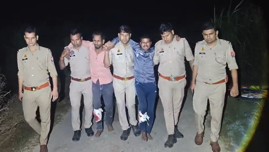 bstvlive's tweet photo. बागपत : खेकड़ा पुलिस और चोरों के बीच मुठभेड़
➡️गोली लगने से घायल 2 चोर गिरफ्तार
➡️चोरी का सामान,तमंचा, बाइक बरामद
➡️खेकड़ा थाना क्षेत्र के जंगल में मुठभेड़
#Baghpat #PoliceEncounter #CrimeNews @baghpatpolice @Uppolice https://t.co/qxeyTqzaYo