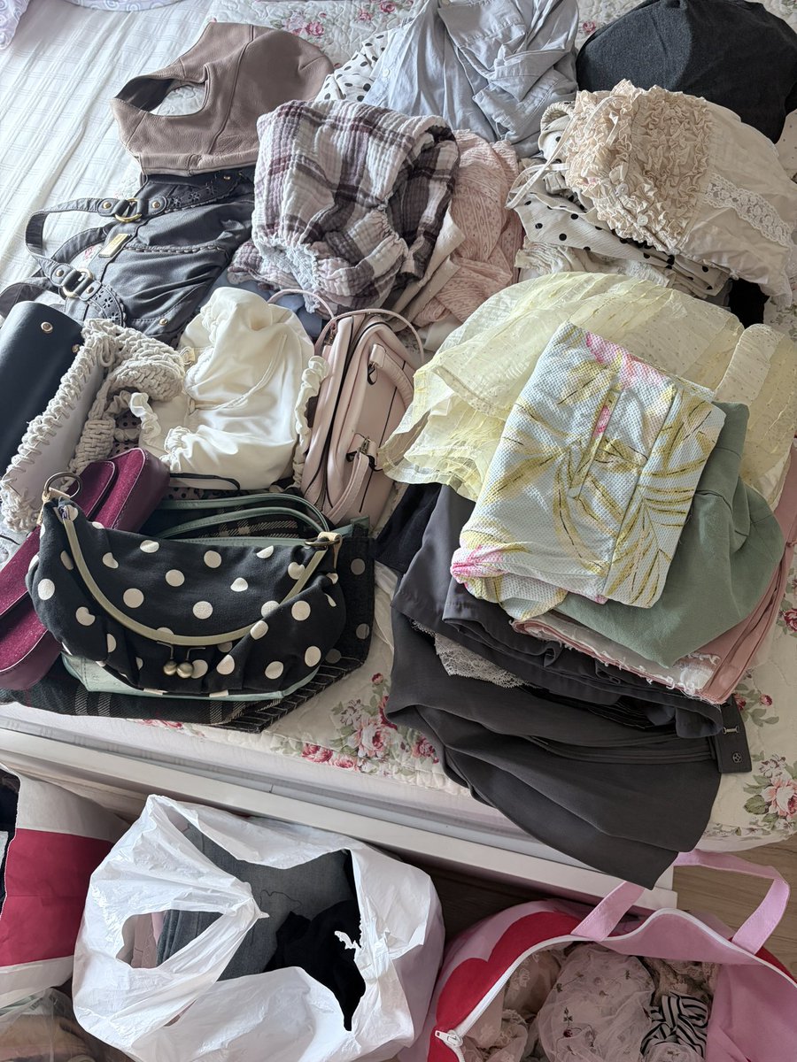 caramelcreambun's tweet photo. โล๊ะตู้ เสื้อผ้า กระโปรง กระเป๋า ถูกๆเลยค่าา 🧺

🎀 ค่าส่ง 1-3 ตัว 40 เหมา 50
รีปักลด5฿

ทยอยลงตั้งแต่วันนี้ (เยอะมากค่า ขอเวลาถ่ายรูป) 

#ส่งต่อเสื้อผ้า #โล๊ะตู้ #ส่งต่อเสื้อผ้ามือสอง #โล๊ะตู้เสื้อผ้า  #ส่งต่อกระเป๋า #เสื้อผ้ามือ2 #cintageshop #stylistshop #ส่งต่อเครื่องสำอาง https://t.co/ClNkaV7Pv1