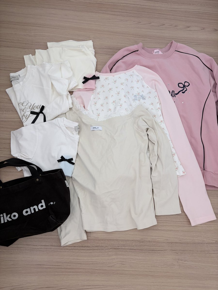 caramelcreambun's tweet photo. โล๊ะตู้ เสื้อผ้า กระโปรง กระเป๋า ถูกๆเลยค่าา 🧺

🎀 ค่าส่ง 1-3 ตัว 40 เหมา 50
รีปักลด5฿

ทยอยลงตั้งแต่วันนี้ (เยอะมากค่า ขอเวลาถ่ายรูป) 

#ส่งต่อเสื้อผ้า #โล๊ะตู้ #ส่งต่อเสื้อผ้ามือสอง #โล๊ะตู้เสื้อผ้า  #ส่งต่อกระเป๋า #เสื้อผ้ามือ2 #cintageshop #stylistshop #ส่งต่อเครื่องสำอาง https://t.co/ClNkaV7Pv1