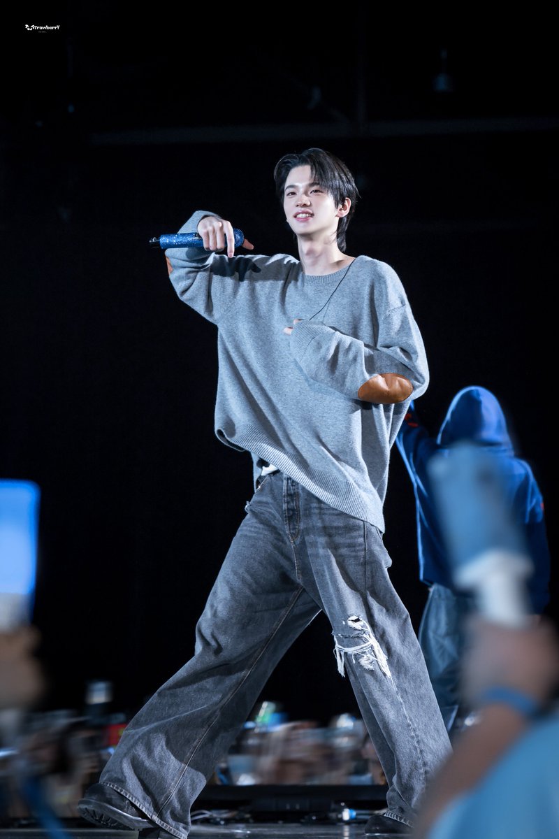 TWStrawberrYu's tweet photo. 𝟮𝟲𝟭𝟬𝟭𝟬 리허설

#신유 #SHINYU #シニュ 
#투어스 #TWS https://t.co/JuALrUdG66