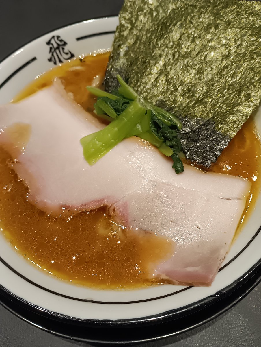 ramin107070's tweet photo. らーめん飛粋 上大岡店@上大岡
8.8/10　飛粋の３号店　鶏豚の旨みたっぷりなパンチのある味わい　横浜家系と比べると濃度もあり　麺は平打ち中太麺　ここのお店はチャーシューが売り　薫香がありしっとりと美味しい　小松菜はフレッシュ
#らーめん　#ラーメン https://t.co/29UIpDrEaQ