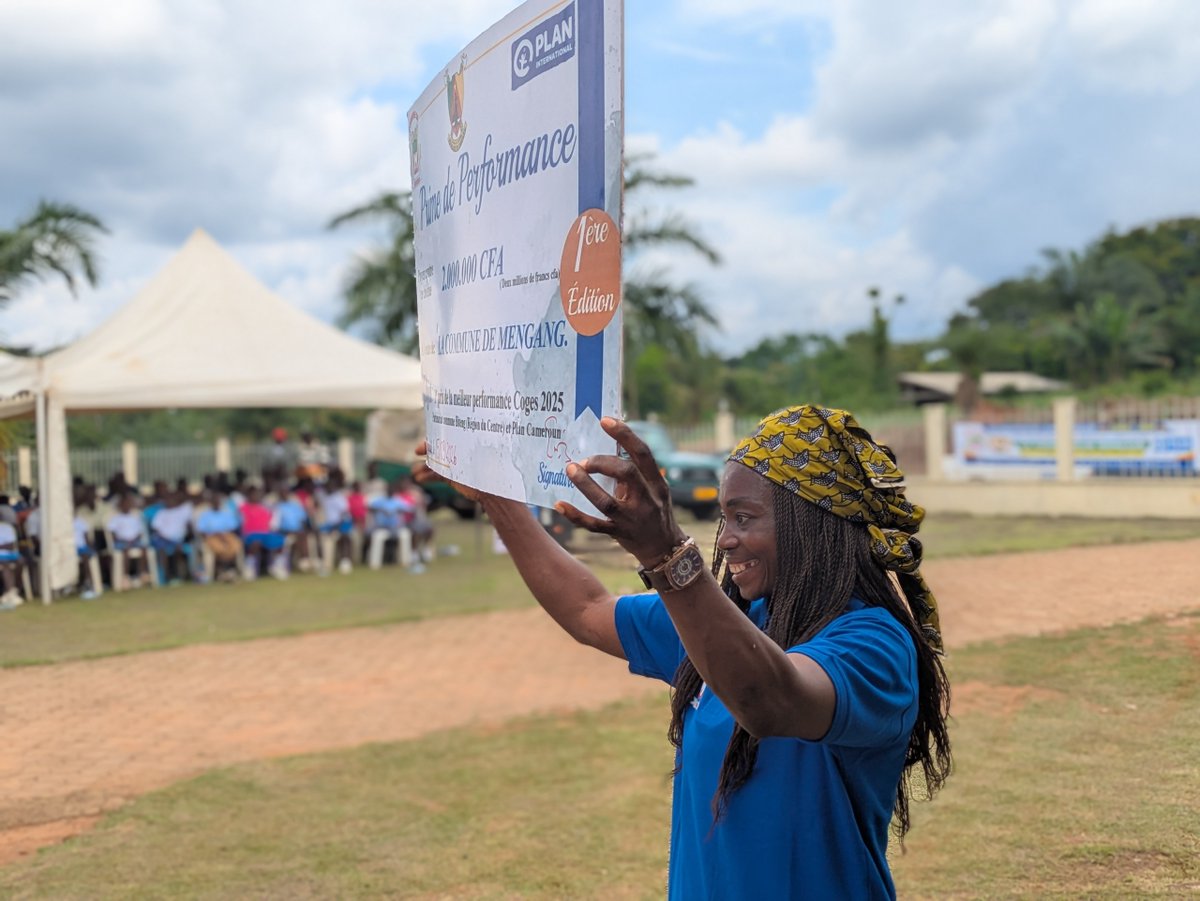 PlanCameroon's tweet photo. La joie de Mme Assomo qui recoit 2000.000 FCFA pour son COGES qui a contribué à équiper 13 écoles, aménager un forage à Ekok et promouvoir la scolarisation des filles (#Mengang). Lorsque les communautés prennent les rênes de leur développement, le changement devient durable. https://t.co/rjL8Xwgn7w
