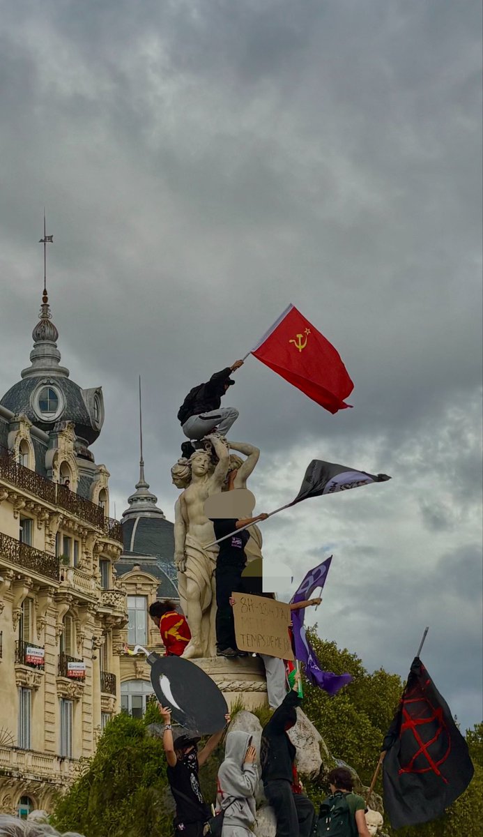 raulmtt's tweet photo. Se hizo y se volverá a hacer. La Historia no ha terminado y la escriben los pueblos. 
Fuerza a los que luchan 🚩 https://t.co/ZkBh7h4DP6