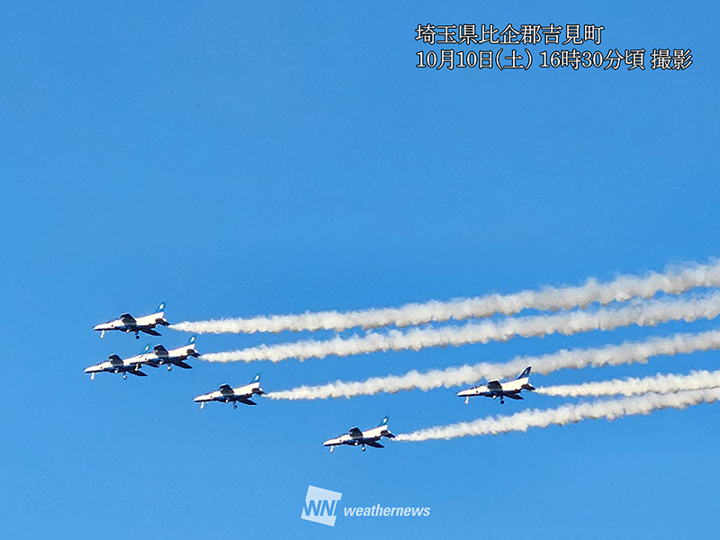 wni_jp's tweet photo. ＜埼玉県の空をブルーインパルスが展示飛行＞
今日10月10日(土)、「第23回こうのす花火大会」にて航空自衛隊「ブルーインパルス」の展示飛行が披露されました。

ウェザーニュースアプリに、青空をバックにした展示飛行の写真や動画のリポートが届いています。
https://t.co/U75VsF80G2 https://t.co/iJ6DOrqOCC