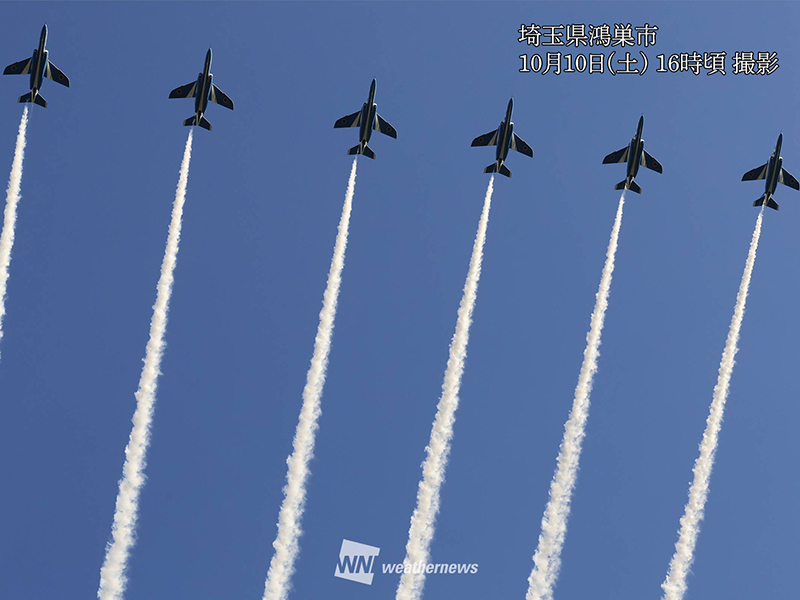 wni_jp's tweet photo. ＜埼玉県の空をブルーインパルスが展示飛行＞
今日10月10日(土)、「第23回こうのす花火大会」にて航空自衛隊「ブルーインパルス」の展示飛行が披露されました。

ウェザーニュースアプリに、青空をバックにした展示飛行の写真や動画のリポートが届いています。
https://t.co/U75VsF80G2 https://t.co/iJ6DOrqOCC