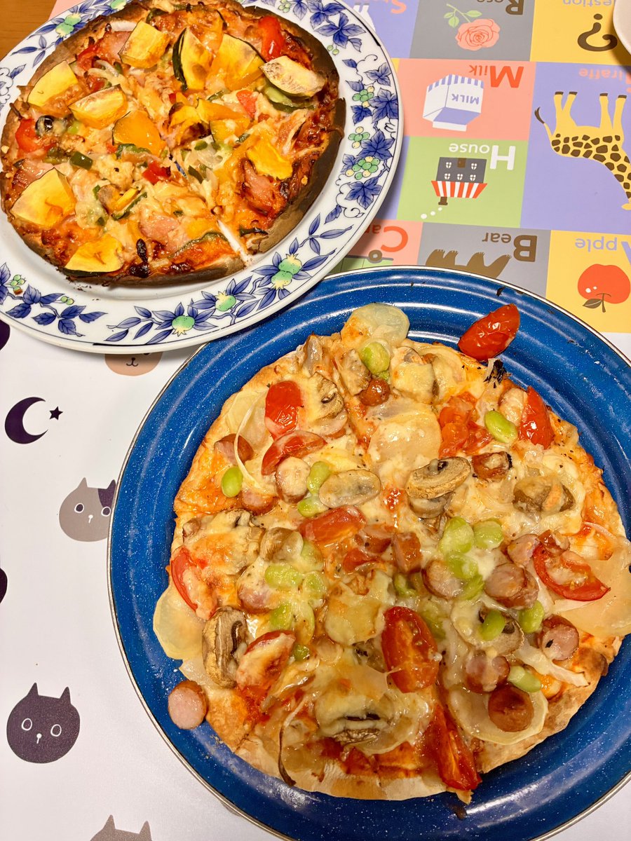 oremeshi63's tweet photo. 我が家のピザ

冷蔵庫にあるものを適当に乗せて、
ベーコンとカボチャのピザとジャガイモ、きのこ、トマト、枝豆のピザ。ホント、お手軽適当ピザ。

適当って言葉、適した当たりって漢字なんだけど、あまり良い意味にとられないよね。 https://t.co/HZlY2hQNbJ