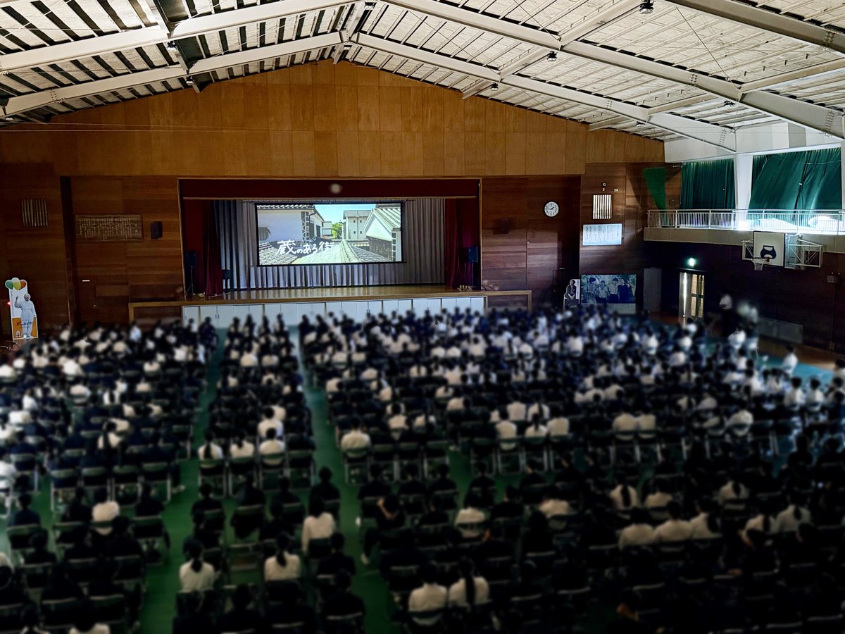 kuranoarumachi's tweet photo. 10/9、#蔵のある街 上映会🎬を倉敷市内、3ヶ所の中学校で開催🎦
なんと #前野朋哉 さんが母校の上映会にサプライズ登壇‼️
在校時と変わらない校内を懐かしみつつ、ビックリしている生徒たちをなごませて、素敵なメッセージを残してくれました。
#つなぐ映画 #平松恵美子監督 #上映会 https://t.co/6nHvOPp4HZ