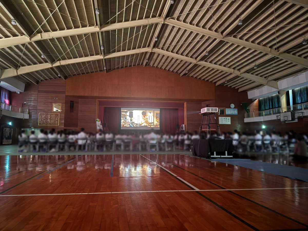 kuranoarumachi's tweet photo. 10/9、#蔵のある街 上映会🎬を倉敷市内、3ヶ所の中学校で開催🎦
なんと #前野朋哉 さんが母校の上映会にサプライズ登壇‼️
在校時と変わらない校内を懐かしみつつ、ビックリしている生徒たちをなごませて、素敵なメッセージを残してくれました。
#つなぐ映画 #平松恵美子監督 #上映会 https://t.co/6nHvOPp4HZ