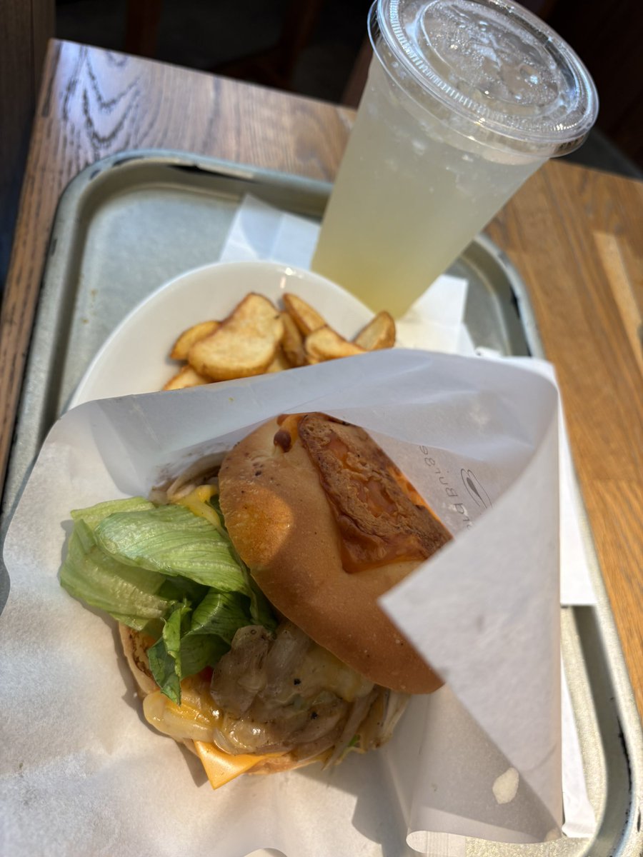kimu_yoshi's tweet photo. 今日の優待ランチ。
いい天気の休日なので、ベランダの掃除と洗濯をしていたらスタートが遅くなった。 https://t.co/kOcvACy6Jl