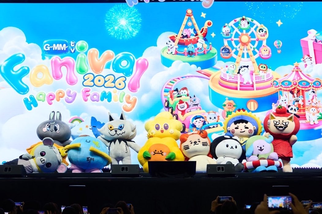 GMMTV's tweet photo. วันนี้ใครมาที่งาน เจอกันน้า GMMTV FANIVAL 2026 : Happy Family 🎪  
งานแฟร์ของ GMMTV ที่พร้อมมอบความสุขและความฟินให้แฟนๆ ทุกคน พร้อมกับกิจกรรมในงานมากมาย✨ #GMMTVFANIVAL2026HappyFamily

✨ สินค้าสุดพิเศษจาก GMMTV SHOP พร้อมร่วมลุ้นสิทธิ์ Fansign กับศิลปิน
🥁 พาเหรดและโชว์จากเหล่า GMMTV FANDOM CHARACTER
🎠 ARTISTS SHOWCASE
🎢 GMMTV TALK พูดคุยกับนักแสดงจากซีรีส์ / เปิดตัวนิยายเรื่องใหม่ และ GMMTV Live House on Stage
☕️ GEMM HOUSE POP-UP

🗓️ 1-13 OCTOBER 2026
📍 Union Hall, Union Mall
🎟️ FREE ENTRY

#GMMTV