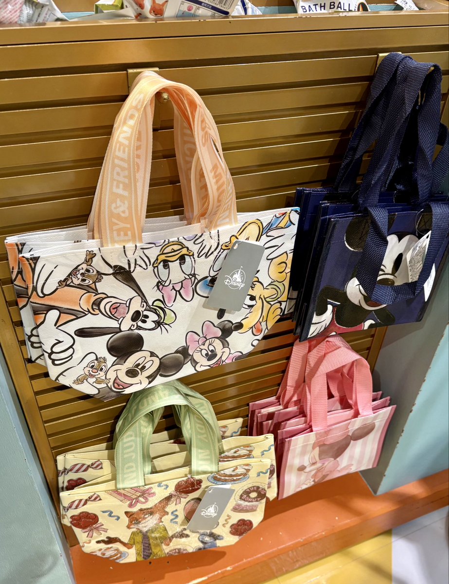 tomiko2910's tweet photo. 持ち手に名前入っててかわいい！ディズニーストアです。店員さんに聞いたら今日からですって。大小2種類。買いました https://t.co/rp1bsEBEWg