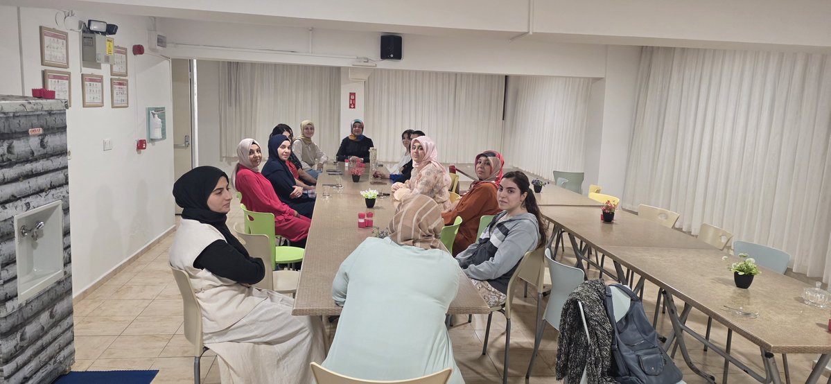 anneveaileder's tweet photo. Geleceğimizin teminatı öğrencilerimizle aynı sofrada buluştuk.🌸

Anne ve Aile Derneği olarak gençlerimizle bir araya gelmenin, gönül bağı kurmanın mutluluğunu yaşadık.

Çünkü güçlü bir toplum, güçlü ailelerle; güçlü yarınlar ise değerleriyle yetişen nesillerle mümkündür. 🤍 https://t.co/bPlK7sEBCY
