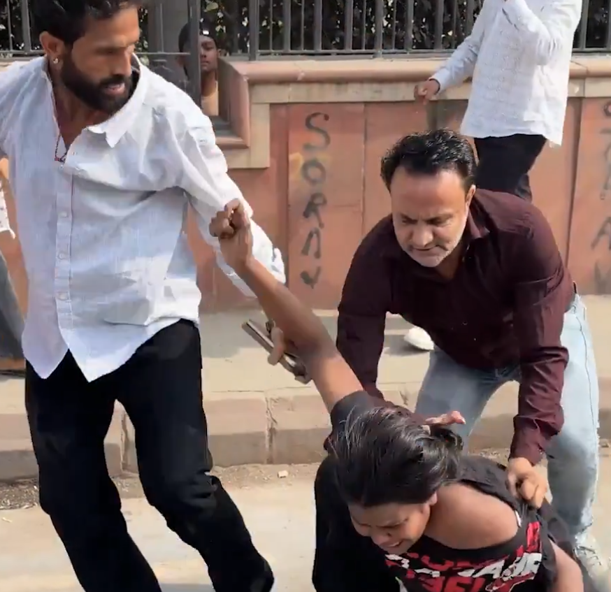 mikejava85's tweet photo. Shameful images from the Delhi protests , BJP RSS g00ns wearing Bhagwa clothes beat up a woman , try to Rip is clothes off ....

Where was @DelhiPolice  ?? https://t.co/6YEuz1EbGA