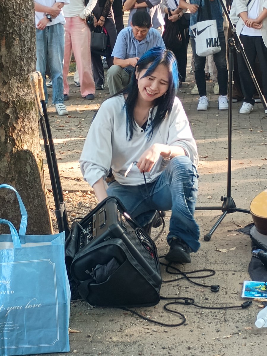herarinchoo's tweet photo. ずっと行きたかったざらめちゃんの路上ライブ。歌も、笑顔も最高で、最後は家族3人一緒に写真まで。
愛知に来てくれて感謝です🙏✨
じゃんけん大会に勝って購入したキャンドル開封せず飾ってるけどどうしようw
とにかく、最高の1日でした。ありがとうございます。
 #ざらめ 
@ZARAME_Ao https://t.co/k779m9laca