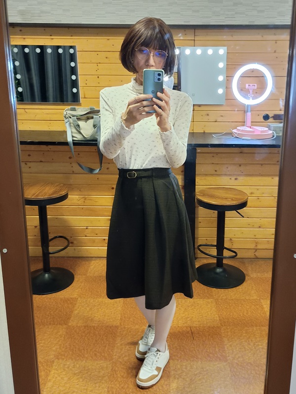 js19michiru's tweet photo. 昨日は天王寺でトップスだけでなくスカートも買っていました👗
ちょっと厚手なのでお出掛けでは履き替えなかったですけど、滞在中に写真だけでもと着替えました🥰
私はこの膝丈くらいが好きで、でもこの丈のスカートってありそうでなかなか良いものが少ないから見つけたら割と衝動買いです😇 https://t.co/ZjEo8YPj3i