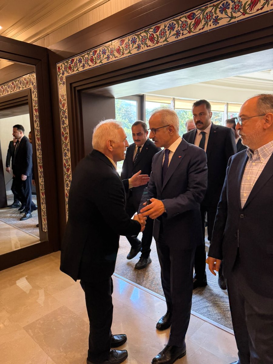aliinci_54's tweet photo. Türkiye Özel Sektör Havacılık Hizmetleri Derneği (TÖSHİD) tarafından Sapanca’da düzenlenen 1. Ulusal Havacılık Şurası İzleme ve Değerlendirme Zirvesi vesilesiyle Sakaryamıza teşrif eden Ulaştırma ve Altyapı Bakanımız Sayın Abdulkadir Uraloğlu ile bir araya geldik.

Serhat şehrimiz Sakaryamıza hoş geldiniz, sefalar getirdiniz Sayın Bakanım. 🇹🇷