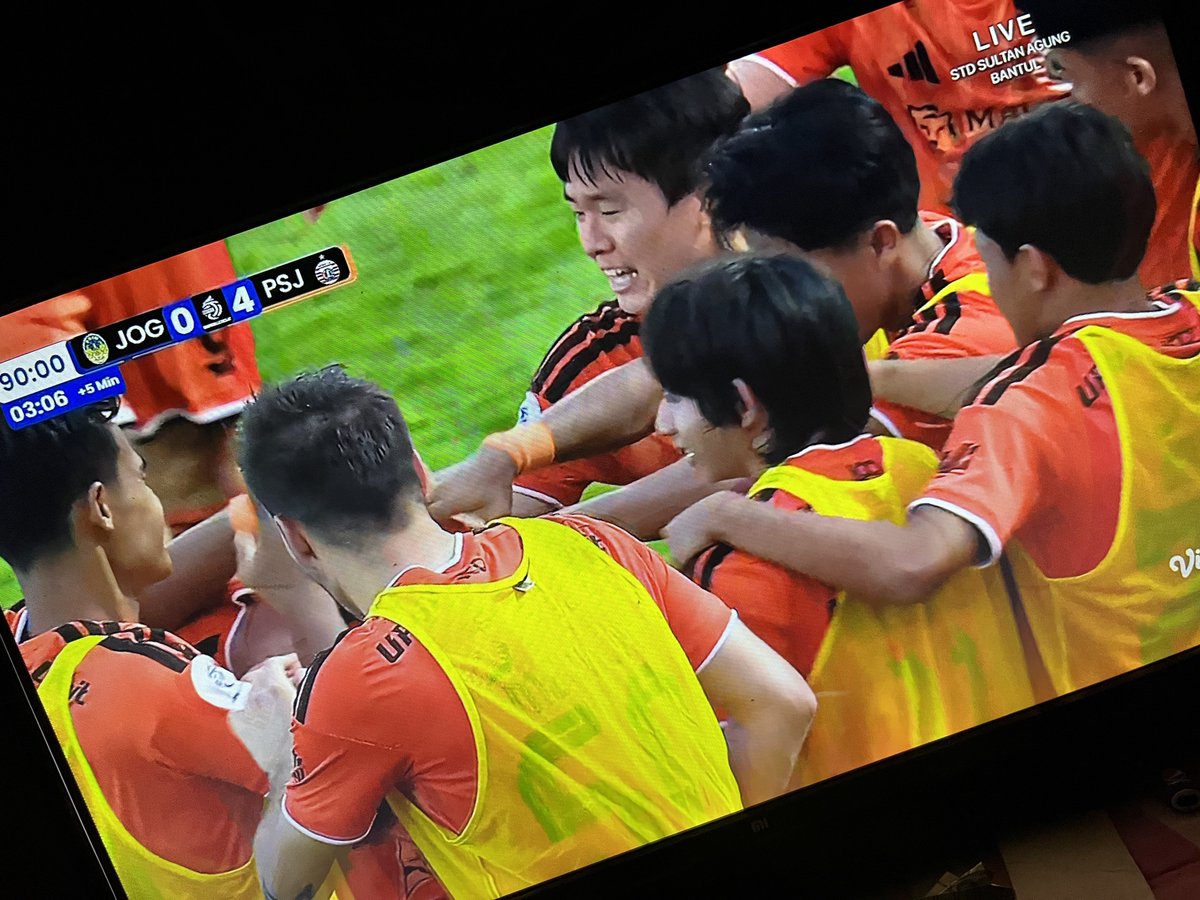 piala_talk's tweet photo. Gila sih, nonton Persija di era Shin Tae-yong sekarang berasa beda banget. 

Pemainnya bisa kontrol bola, passing enak, larinya kenceng, finishing juga gak asal-asalan. Behhh, sesekali berasa lagi nonton klub Premier League wkwk. 

Serius, Persija sekarang enak banget ditonton. Kalau konsisten main begini, bisa makin serem nih Macan Kemayoran di tangan Coach Shin