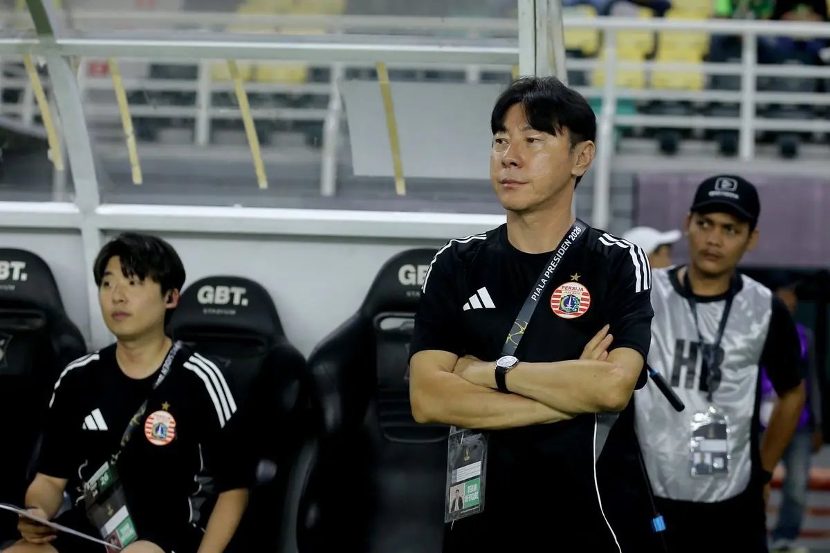 piala_talk's tweet photo. Gila sih, nonton Persija di era Shin Tae-yong sekarang berasa beda banget. 

Pemainnya bisa kontrol bola, passing enak, larinya kenceng, finishing juga gak asal-asalan. Behhh, sesekali berasa lagi nonton klub Premier League wkwk. 

Serius, Persija sekarang enak banget ditonton. Kalau konsisten main begini, bisa makin serem nih Macan Kemayoran di tangan Coach Shin