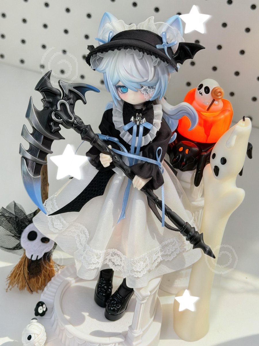hermeow_shop's tweet photo. 🆕単品ドール新作速報🆕
「不可食用人形（Inedible Doll）」社より、待望の正統続編となる1/8スケールBJDブラインドドールシリーズ
「ルナロア｜月光メルヘン物語2：古城の旧日の残響」より、単品ドール「👻幽靈引者 Lily」をご紹介❣

霧がそっと裾にまとわりつき、幽霊のリリーが現れました。
お菓子を用意していない人を捕まえにやってきます！

単品ドールは「🎃南瓜信使 Jerry」と「👻幽靈引者 Lily」の全2種を予定しております。
当店は正規代理店として、近日中に予約受付を開始予定です！
続報をお楽しみに✨

⚠️注意事項：
光の当たり方により色味が異なって見える場合があります。最終的な色味は実物を基準としてください。

本商品の関連ツイートはこちら：
https://t.co/D2F7EExnNh