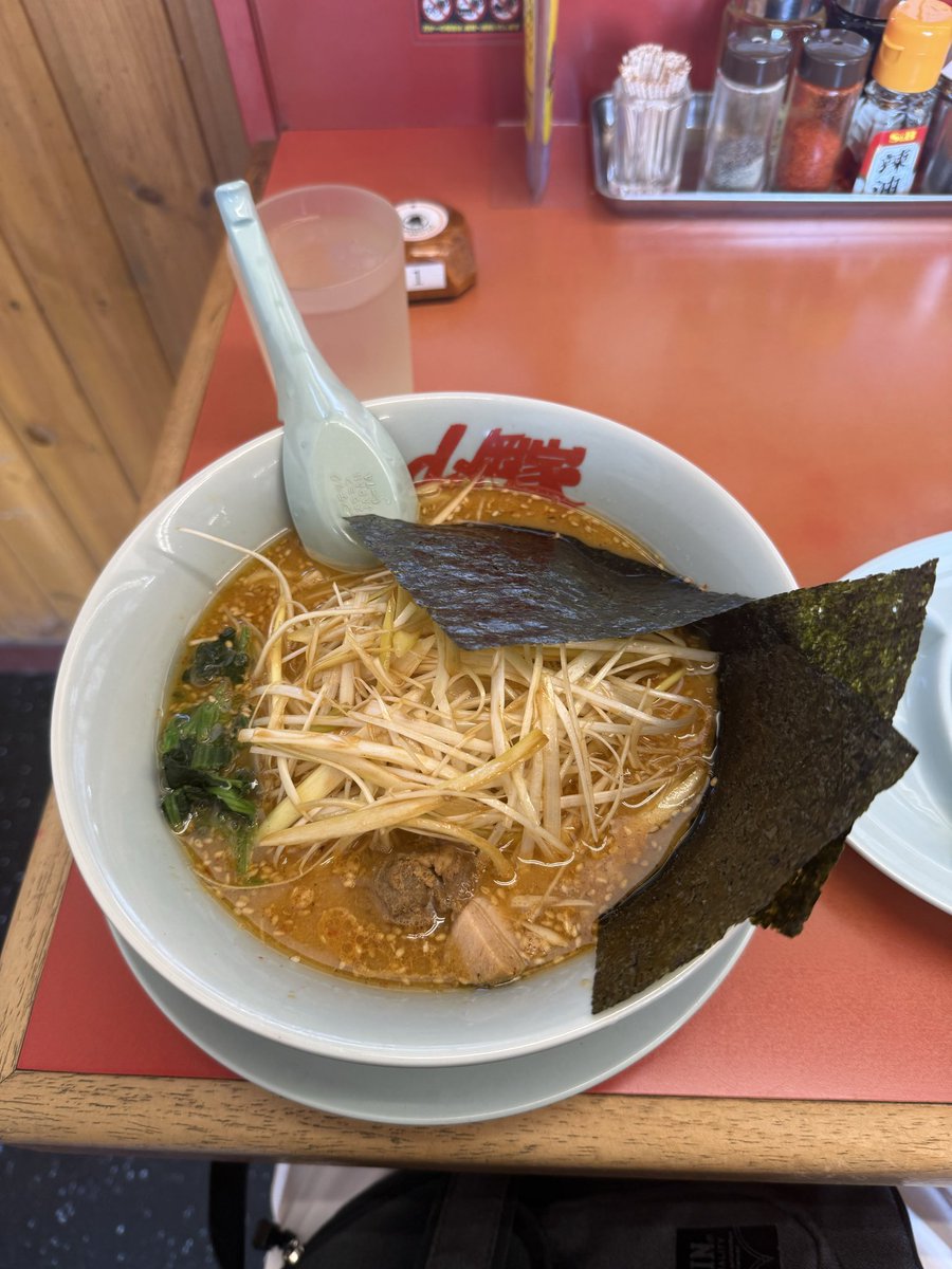 focus014's tweet photo. ラーメン山岡家 桑名店へ！🍜🔥
今回いただいたのは、特製味噌ネギラーメンと餃子🥟
濃厚な味噌の旨みとネギの組み合わせ、たまりませんね！ラーメンのお供に餃子も楽しみます😋
ごちそうさまでした！
#山岡家 #特製味噌ネギラーメン #桑名グルメ #ラーメン好き #ご利益グルメ https://t.co/UIPlha7bpd