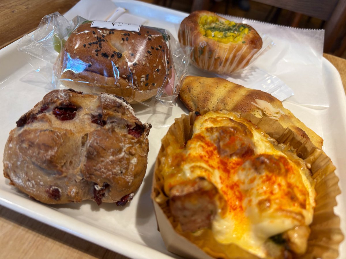 macchyazenzai's tweet photo. 朝からパン屋さん行って、ネイルしてきた🥐 https://t.co/a7wBsBw18D
