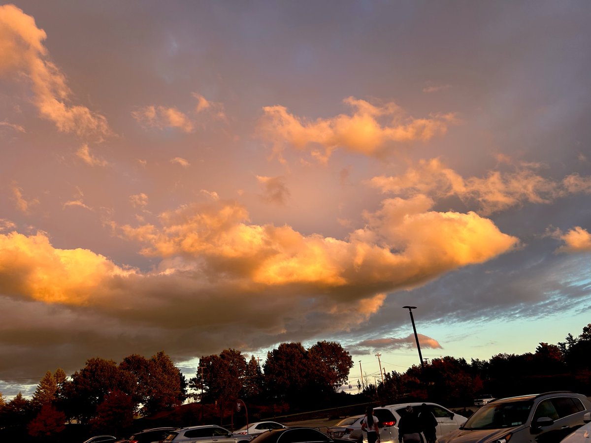 KymFaith13's tweet photo. We call this golden hour and I only ever see it this beautiful during our fall months once the leaves begin to change 🥰 https://t.co/vV2Kt1ZUUj
