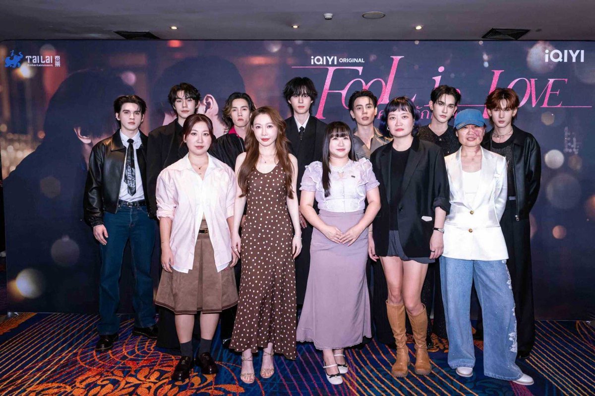 ANiceEnt's tweet photo. iQIYI เปิดม่านเสิร์ฟโมเม้นท์ชวนตกหลุมรัก “คอปเตอร์-แบงค์” ไปพร้อมกัน
ใน iQIYI Original “Fool in Love คนโง่รักเข(ล)า”The First Fall Premiere Screening Event
#FoolInLove
#iQIYIOriginal #iQIYI
#Tailai #YSeries188Group
เปิดตัวกันไปเป็นที่เรียบร้อยแล้ว สำหรับ iQIYI Original "Fool in Love คนโง่รักเข(ล)า" ซีรีส์ที่ดัดแปลงมาจากนิยาย "คนโง่ที่ไม่เคยมีรัก" ผลงานของ Shui Qiancheng หนึ่งในเรื่องยอดนิยมจากจักรวาลนิยายวาย 188 Men's Group ที่ได้รับการยกย่องว่าเป็นหนึ่งใน BL IP ที่ทรงอิทธิพลที่สุดของจีน ด้วยเรื่องราวความรักสุดเข้มข้น และมิติของตัวละครที่ลึกซึ้ง ที่ได้รับการตอบรับจากทั้งสื่อมวลชนและแฟนๆ จำนวนมาก มาร่วมเปิดตัวซีรีส์ด้วยกันจนเต็มทุกที่นั่งของโรงภาพยนตร์ ที่ เมเจอร์ ซีนีเพล็กซ์ รัชโยธิน เมื่อวันก่อน
🔗https://t.co/yYZbE6W0OS