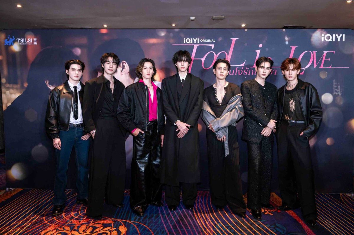 ANiceEnt's tweet photo. iQIYI เปิดม่านเสิร์ฟโมเม้นท์ชวนตกหลุมรัก “คอปเตอร์-แบงค์” ไปพร้อมกัน
ใน iQIYI Original “Fool in Love คนโง่รักเข(ล)า”The First Fall Premiere Screening Event
#FoolInLove
#iQIYIOriginal #iQIYI
#Tailai #YSeries188Group
เปิดตัวกันไปเป็นที่เรียบร้อยแล้ว สำหรับ iQIYI Original "Fool in Love คนโง่รักเข(ล)า" ซีรีส์ที่ดัดแปลงมาจากนิยาย "คนโง่ที่ไม่เคยมีรัก" ผลงานของ Shui Qiancheng หนึ่งในเรื่องยอดนิยมจากจักรวาลนิยายวาย 188 Men's Group ที่ได้รับการยกย่องว่าเป็นหนึ่งใน BL IP ที่ทรงอิทธิพลที่สุดของจีน ด้วยเรื่องราวความรักสุดเข้มข้น และมิติของตัวละครที่ลึกซึ้ง ที่ได้รับการตอบรับจากทั้งสื่อมวลชนและแฟนๆ จำนวนมาก มาร่วมเปิดตัวซีรีส์ด้วยกันจนเต็มทุกที่นั่งของโรงภาพยนตร์ ที่ เมเจอร์ ซีนีเพล็กซ์ รัชโยธิน เมื่อวันก่อน
🔗https://t.co/yYZbE6W0OS