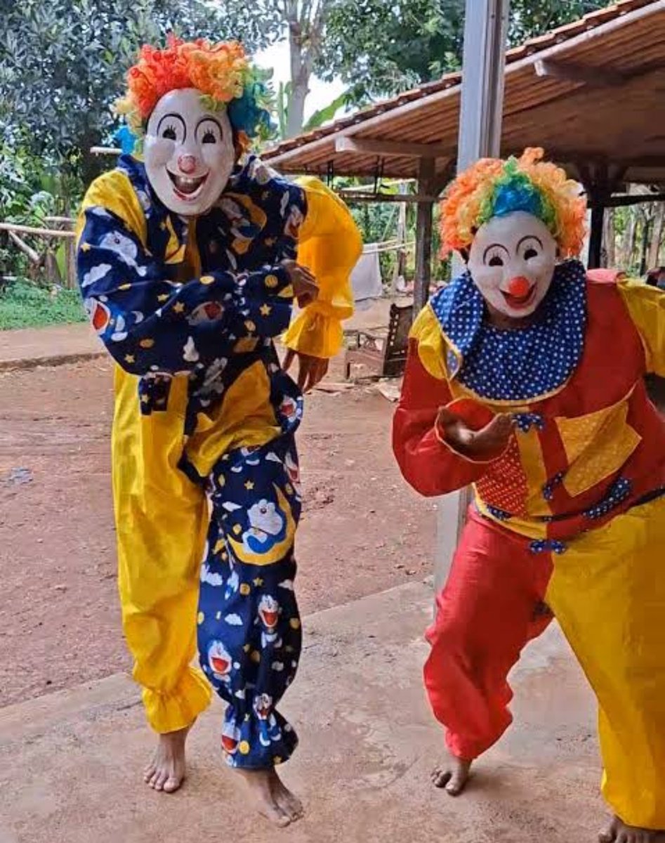 indepenSumatera's tweet photo. Menjadi nasionalis di era sekarang tak ubahnya menjadi badut.

Yang teriak nasionalis sering dijadikan bemper pejabat. Buat korupsi. Buat melanggar konstitusi. Lalu rakyat disuruh marah pada yang tidak ikut teriak.

Menjadi nasionalis adalah pilihan terburuk dari warga yang katanya merdeka, tapi pikirannya tidak. Pascol benar. Yang penting kerja. Cukupi kehidupanmu. Kalau ada sisa, sedekah ke negara lewat pajak. Negara tanpa uang rakyat juga tidak hidup.

Negara yang pajaknya tinggi, lalu upahnya rendah dan layanannya amburadul, justru tidak nasionalis terhadap warganya. Ia hanya pandai memeras yang paling mudah ditagih.

George Orwell menulis, nasionalisme adalah lapar akan kekuasaan yang dibungkus pengorbanan diri.

Samuel Johnson berkata, patriotisme adalah perlindungan terakhir para bajingan.

Thomas Paine mengingatkan, pajak tanpa perwakilan yang jujur adalah perampokan yang diberi nama negara.

Jadi kerja. Bayar yang wajib. Jangan suruh orang lain nonton dulu baru boleh bicara. Badut itu yang berteriak cinta negeri sambil menutup mata pada yang mengurasnya.