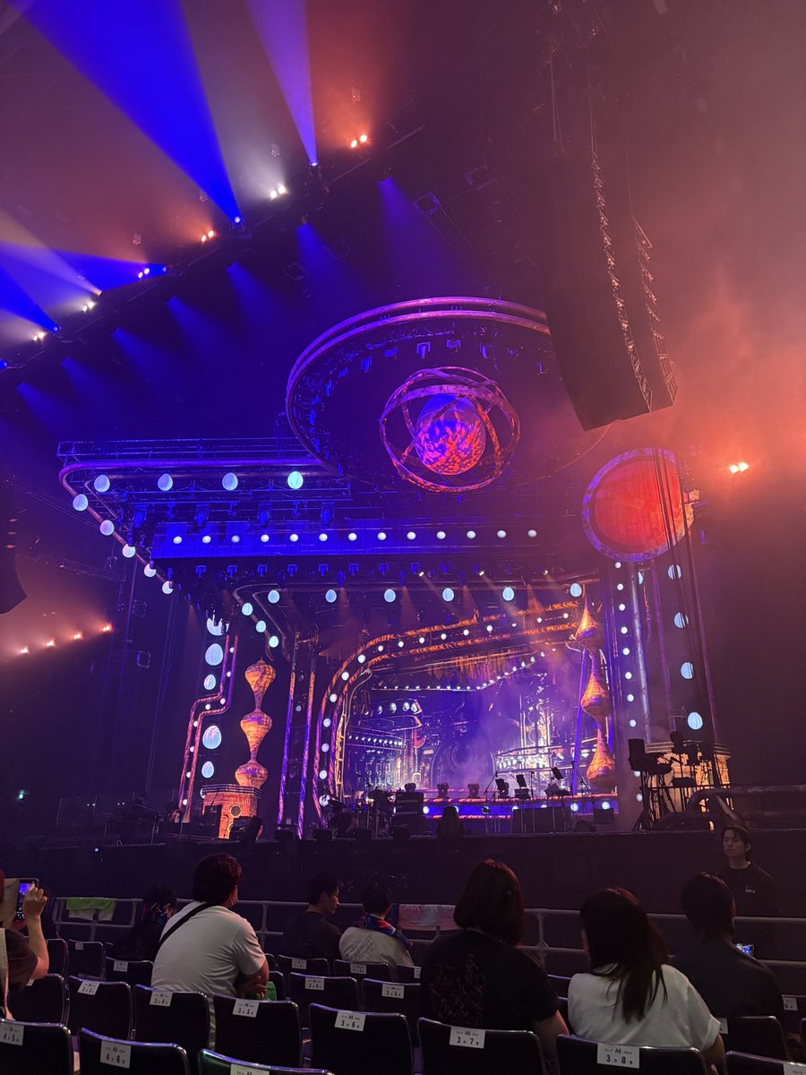 ryokuver51's tweet photo. 午前中は義父と旦那と船釣りしてから
あたまごにやって来ました✌🏻笑
マリンメッセへようこそ！！
この日を待ってました🫶🏻

今日もいっせーまん側の良い席です🎸
楽しむぞー！！
#緑黄色社会 https://t.co/9IFktvhohI